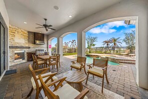 Outdoor dining - Sleeps 14 • Pvt pool & spa • Pool table (Kissimmee)