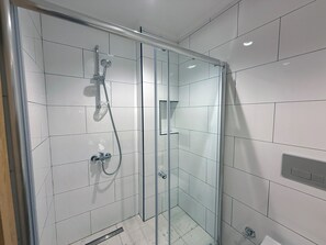 Suihku, ympäristöystävälliset hygieniatuotteet, hiustenkuivaaja