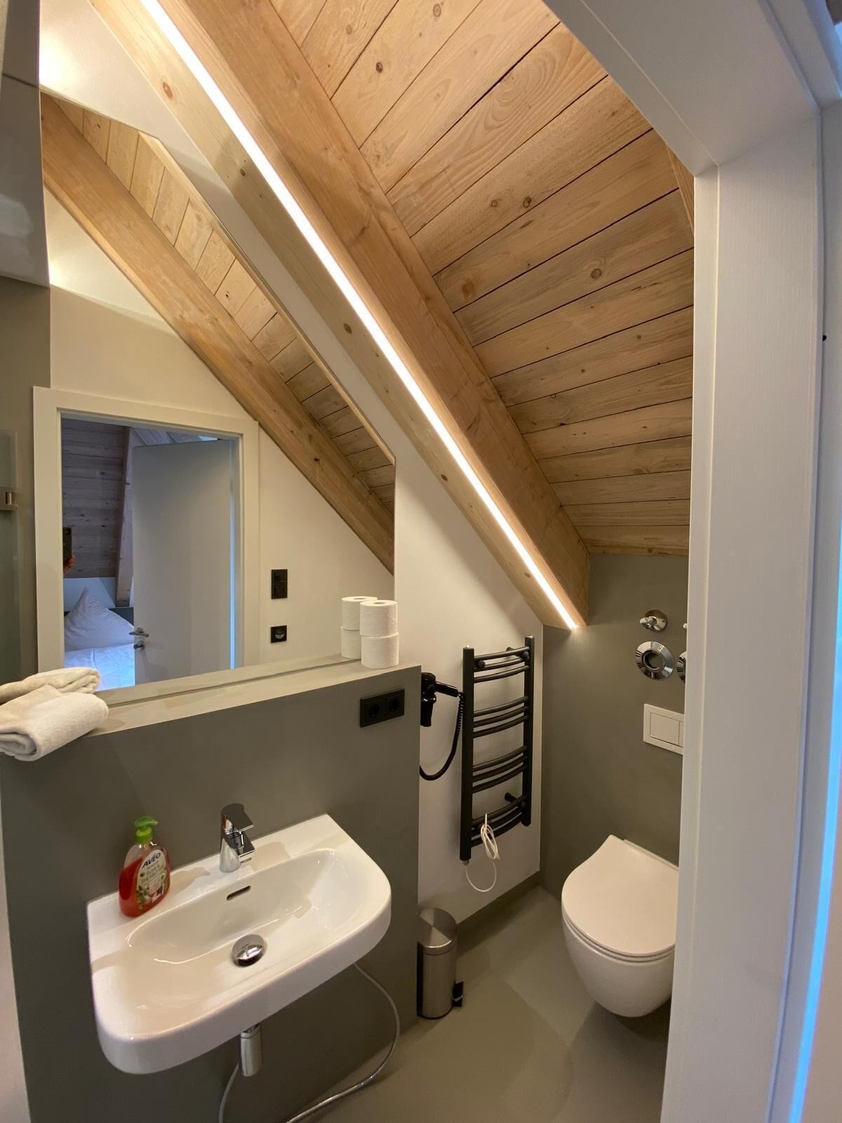 Een douche, een haardroger, handdoeken, zeep