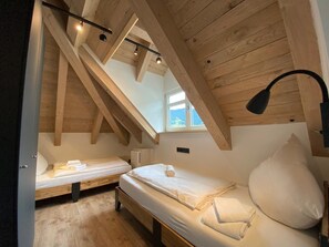 Room - Premium chalet apartment with 5 bedrooms, 4 bathrooms and 3 balconies (Oberammergau)