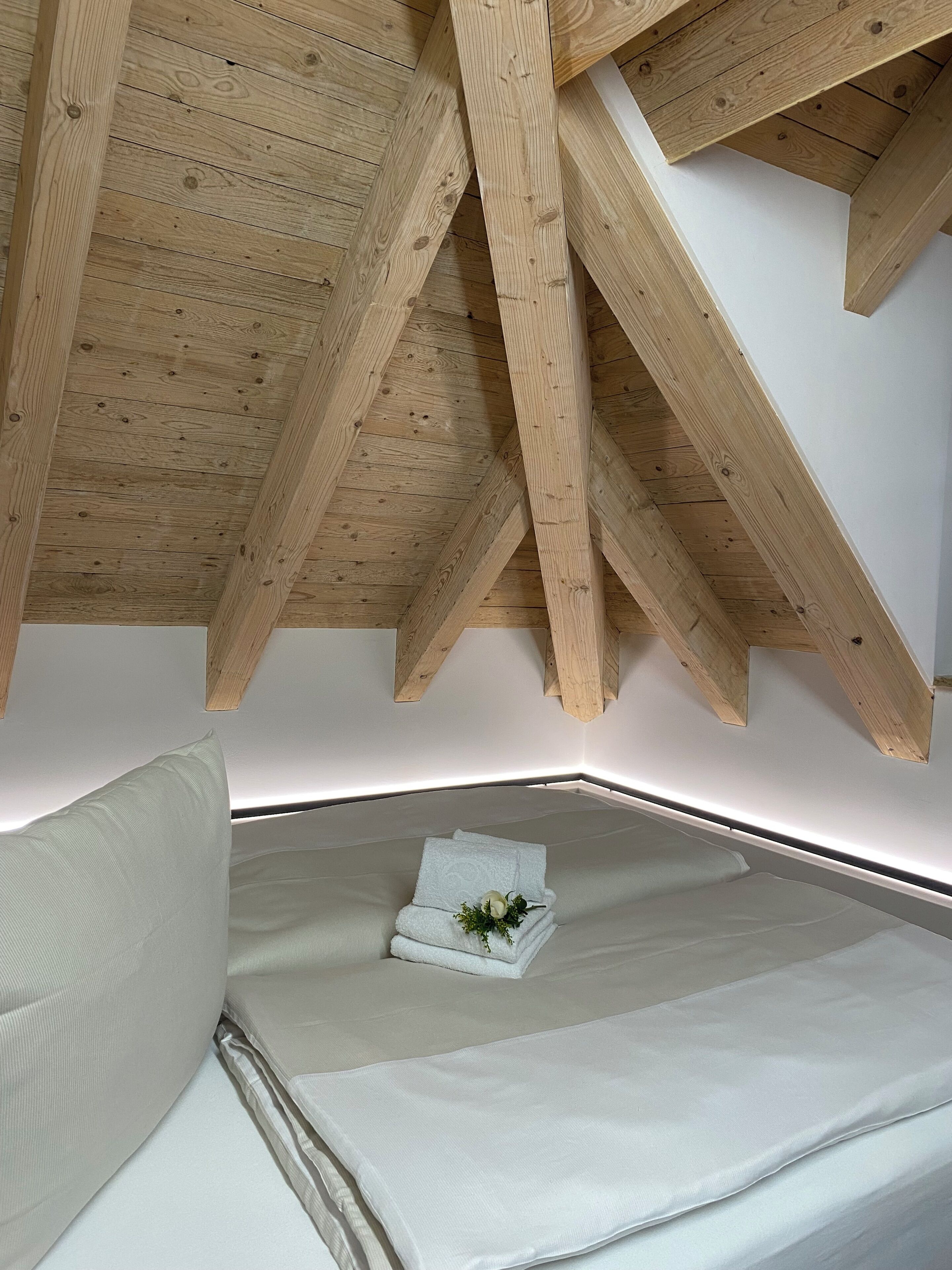 5 bedrooms, iron/ironing board, internet, bed sheets