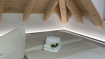5 bedrooms, iron/ironing board, internet, bed sheets