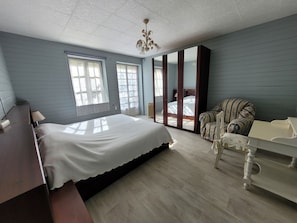 3 Schlafzimmer, Schreibtisch, Bügeleisen/Bügelbrett, Reisekinderbett