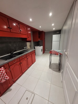 Frigorífico, microondas, horno y placa de cocina