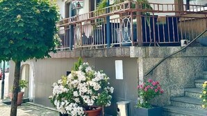 A building with a sign reading 'Parkhotel Sonne' and 'Parkhotel Gonne.' - Parkhotel Sonne (Schoenau im Schwarzwald)