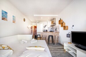 1 bedroom, iron/ironing board, WiFi, bed sheets - Air-conditioned studio with sea view and pool (Antibes)