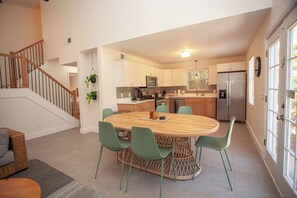 Dining - Beautiful 3BR Home • Sleeps 6 • Minutes from PCB Beaches (Panama City Beach)
