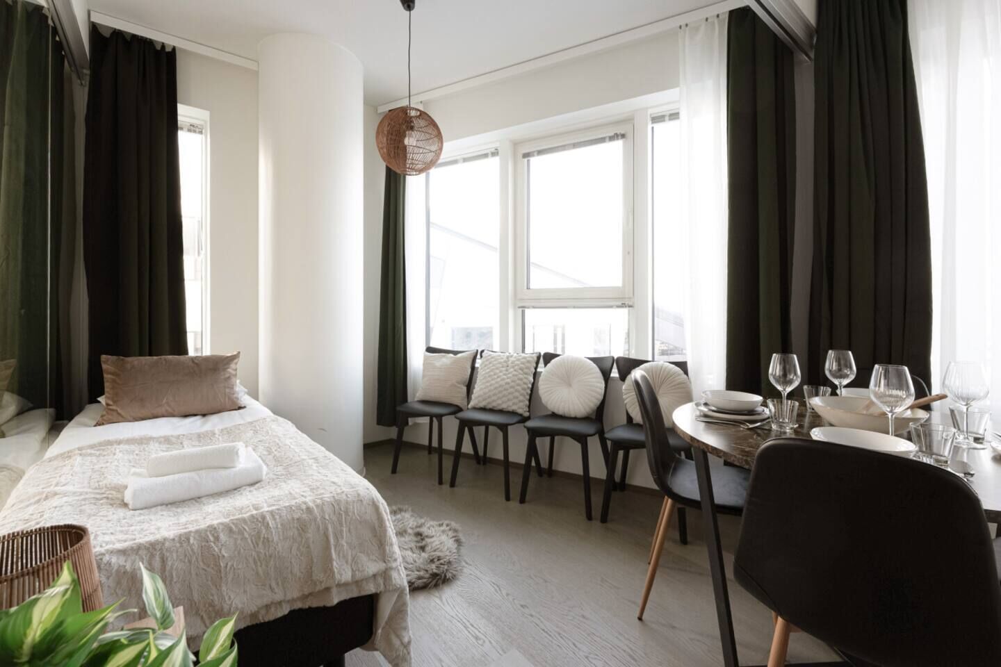 2 soverom, skrivebord, strykejern/-brett og reiseseng for barn