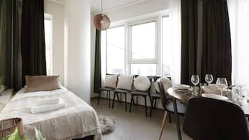 2 soverom, skrivebord, strykejern/-brett og reiseseng for barn