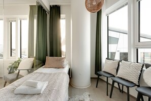 2 chambres, bureau, fer et planche à repasser, lit parapluie
