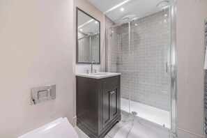 Shower, hair dryer, towels, shampoo - Charming Apartment Steps from Bath Abbey - VAT Q (Bath)