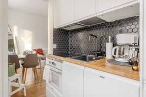 Fridge, microwave, oven, stovetop - Cozy & Stylish Downtown Studio for Four guests (Tampere)