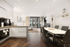 Fridge, microwave, oven, stovetop - J-Cassandra High Spec 2bed 2 bath MAYfAIR with AC (London)