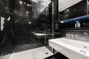 Hair dryer, towels, soap, shampoo - J-Cassandra High Spec 2bed 2 bath MAYfAIR with AC (London)