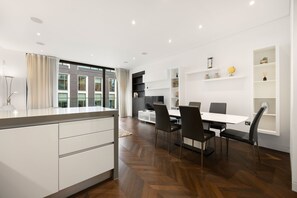 Dining - J-Cassandra High Spec 2bed 2 bath MAYfAIR with AC (London)