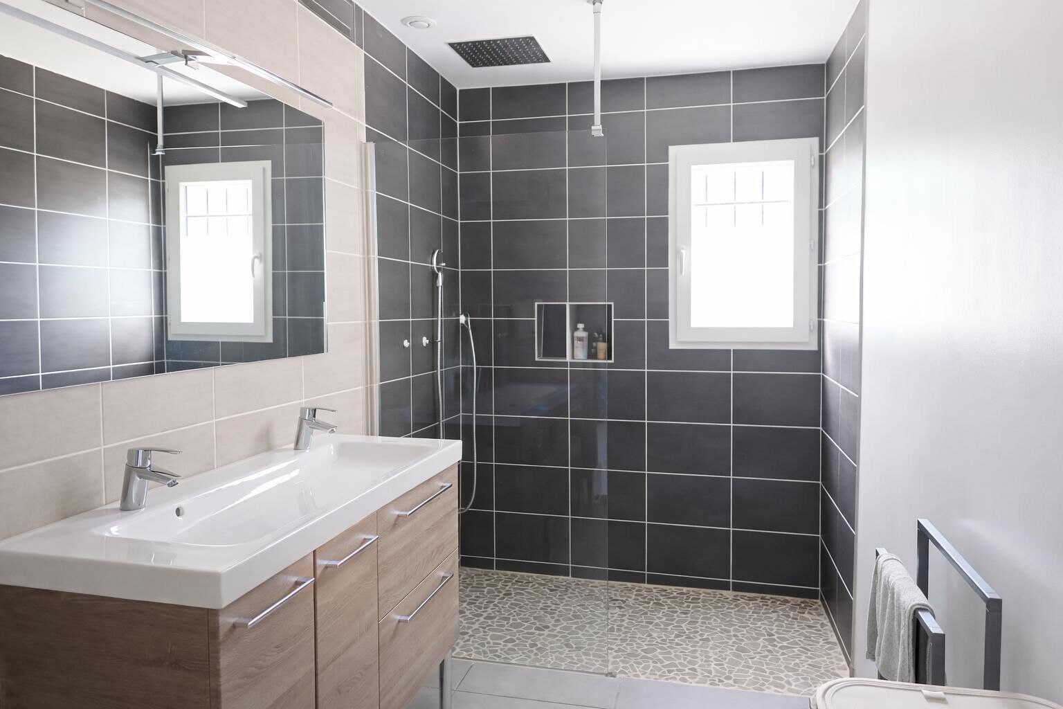 Regadera, secadora de cabello, jabón, papel de baño 
