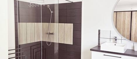 Dusche, Haartrockner, Seife, Toilettenpapier