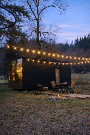 Outdoor dining - Mirror House & Forest Sauna Retreat (Březová)