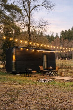 Outdoor dining - Mirror House & Forest Sauna Retreat (Březová)