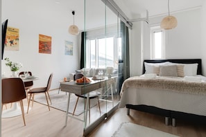 1 Schlafzimmer, Schreibtisch, Bügeleisen/Bügelbrett, Reisekinderbett