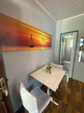 Habitación económica doble, vistas al jardín | Restauración