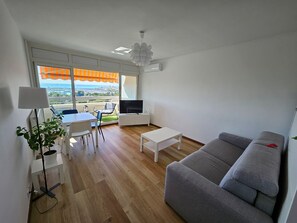 TV - Antibes Studio Vauban Top Floor with Sea View (Antibes)