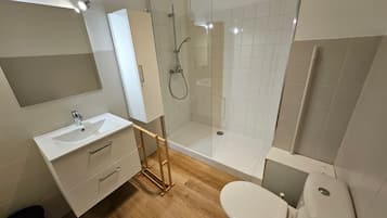 Dusche, Haartrockner, Handtücher