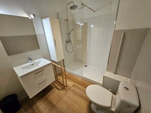 Een douche, een haardroger, handdoeken