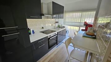 Kühlschrank, Mikrowelle, Ofen, Herdplatte