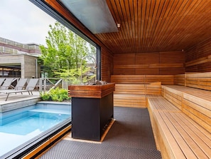 Una piscina cubierta