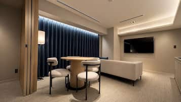 Queen Suite | Living area