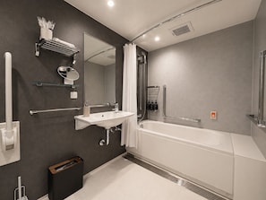 Habitación doble estándar | Baño | Tina con regadera, secadora de cabello, toallas, shampoo
