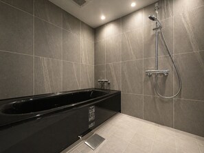 Combined shower/bathtub, hair dryer, towels, shampoo