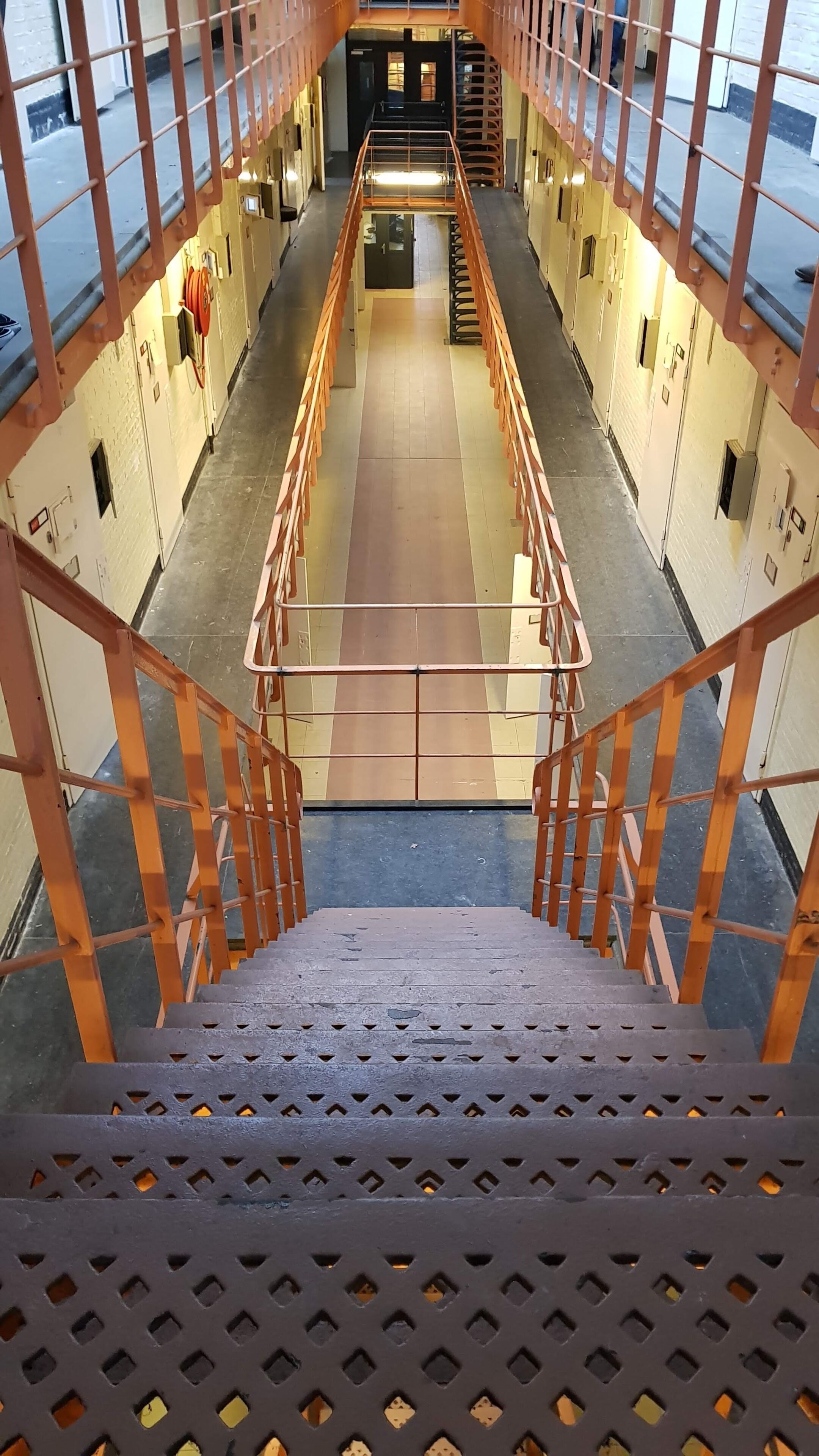 Una escalera metálica con barandilla que lleva a una plataforma.