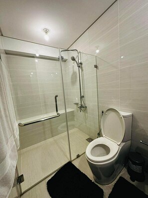 Basic Room, Balcony, City View | Bathroom - Onzé Escapes Azure Staycation (Parañaque)