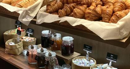 Nijmegen Area Comfort: Explore Trails, River Views and Dining