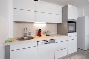 Fridge, microwave, oven, stovetop - Juan les Pins Seafront 2-Room Apartment Le Tropiques (Antibes)