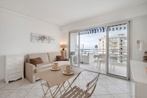 TV - Juan les Pins Seafront 2-Room Apartment Le Tropiques (Antibes)