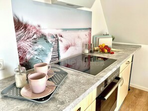 Fridge, microwave, oven, stovetop - Vacation at the Baltic Sea, freshly renovated, quiet vacation apartment, 3.5 km to the beach (OT Niederklütz)