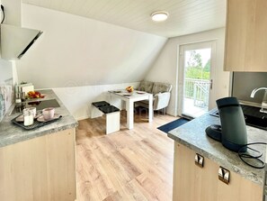 Fridge, microwave, oven, stovetop - Vacation at the Baltic Sea, freshly renovated, quiet vacation apartment, 3.5 km to the beach (OT Niederklütz)