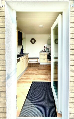 Fridge, microwave, oven, stovetop - Vacation at the Baltic Sea, freshly renovated, quiet vacation apartment, 3.5 km to the beach (OT Niederklütz)