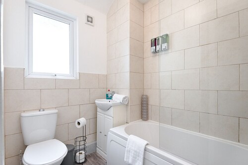 4-Bed Swansea Home with Garden | Sleeps 11 | Ideal for Groups