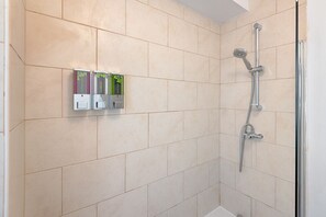 Bathroom - 4-Bed Swansea Home with Garden | Sleeps 11 | Ideal for Groups (Port Tennant)