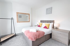 Room - 4-Bed Swansea Home with Garden | Sleeps 11 | Ideal for Groups (Port Tennant)