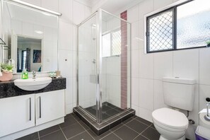 House | 4 bedrooms - Zen Orient Luxurious 4BR Oasis With Private Pool (Darwin)