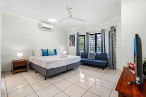 House | 4 bedrooms - Zen Orient Luxurious 4BR Oasis With Private Pool (Darwin)