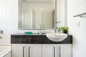 House | 4 bedrooms - Zen Orient Luxurious 4BR Oasis With Private Pool (Darwin)