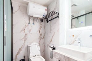 Klassieke driepersoonskamer | Badkamer