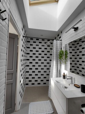 Shower, hair dryer, towels, toilet paper - Town house in a simple commune. (WATTEN)