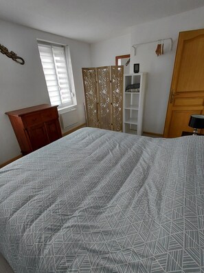 3 chambres, fer et planche à repasser, accès Internet, draps fournis